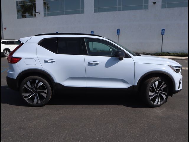 2024 Volvo XC40 Plus Dark Theme