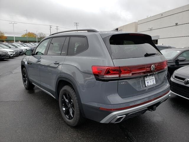 2024 Volkswagen Atlas 2.0T Peak Edition SEL