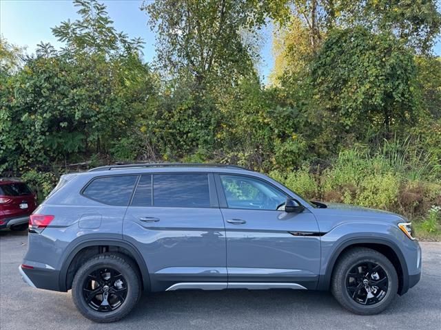 2024 Volkswagen Atlas 2.0T Peak Edition SEL