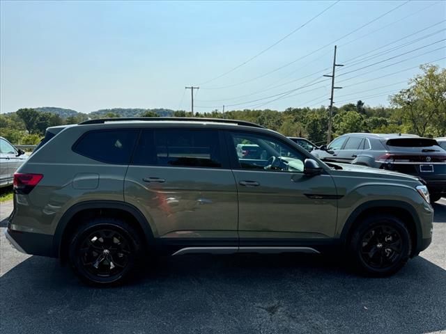 2024 Volkswagen Atlas 2.0T Peak Edition SEL