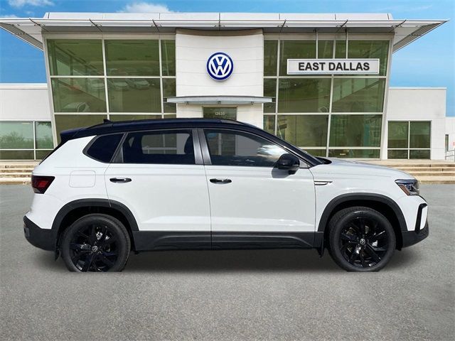 2024 Volkswagen Taos SE Black
