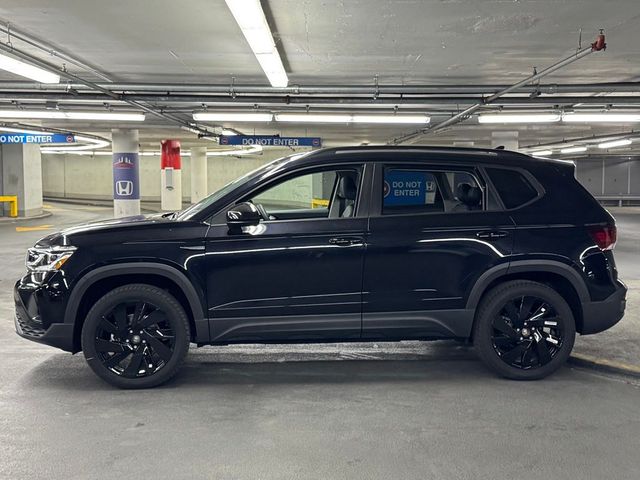 2024 Volkswagen Taos SE Black