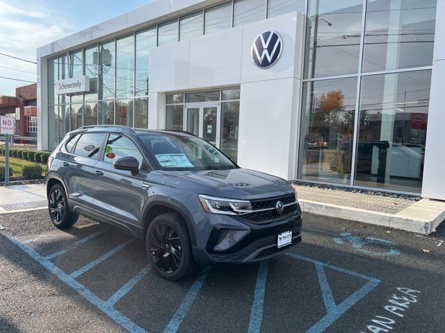 2024 Volkswagen Taos SE Black