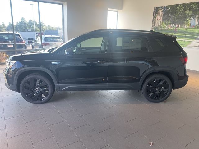 2024 Volkswagen Taos SE Black