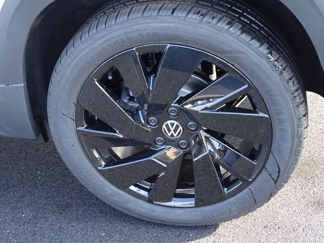 2024 Volkswagen Taos SE Black