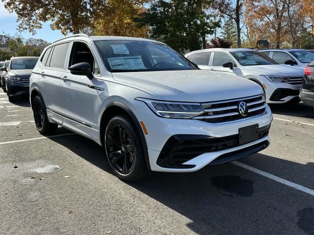 2024 Volkswagen Tiguan SE R-Line Black