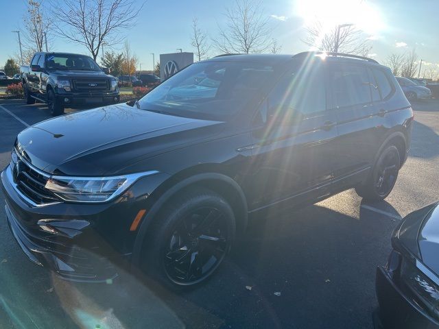 2024 Volkswagen Tiguan SE R-Line Black