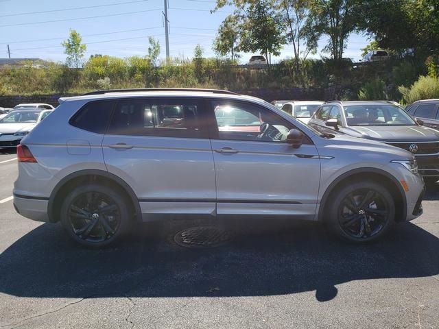 2024 Volkswagen Tiguan SE R-Line Black