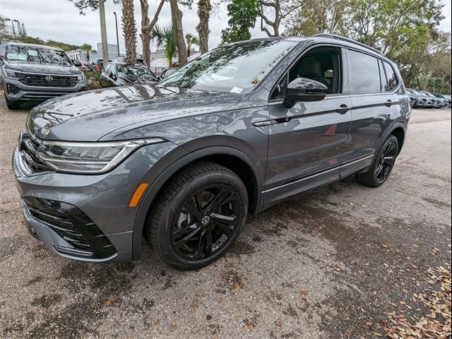 2024 Volkswagen Tiguan SE R-Line Black