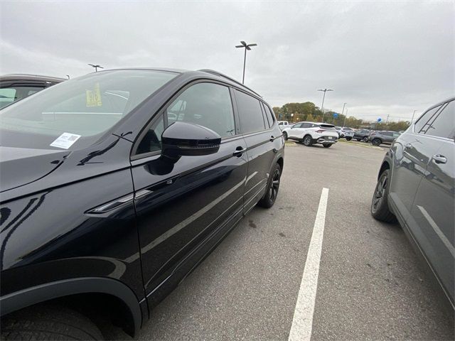 2024 Volkswagen Tiguan SE R-Line Black