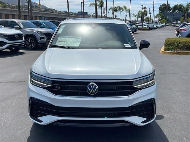 2024 Volkswagen Tiguan SE R-Line Black