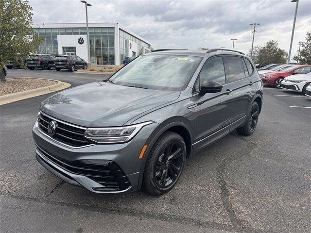 2024 Volkswagen Tiguan SE R-Line Black