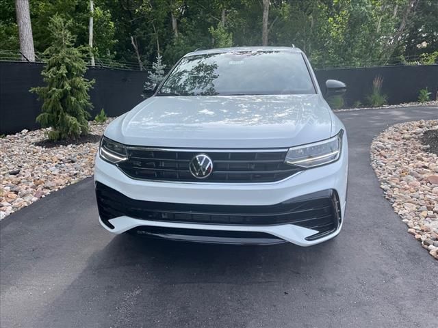 2024 Volkswagen Tiguan SE R-Line Black