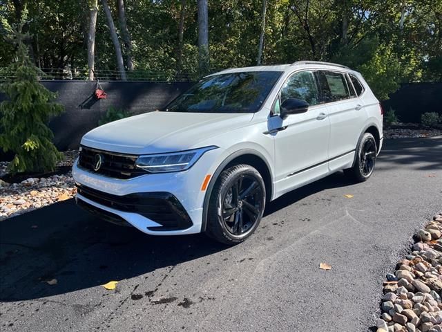 2024 Volkswagen Tiguan SE R-Line Black