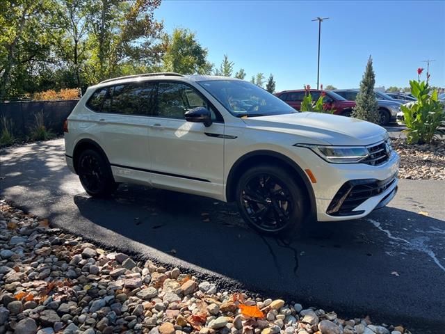 2024 Volkswagen Tiguan SE R-Line Black