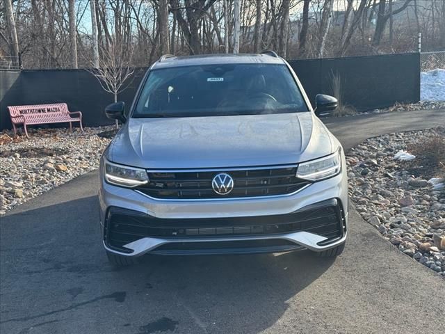 2024 Volkswagen Tiguan SE R-Line Black