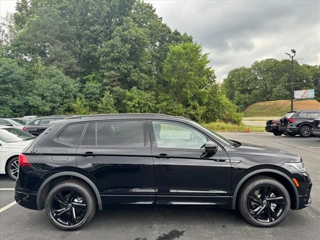 2024 Volkswagen Tiguan SE R-Line Black