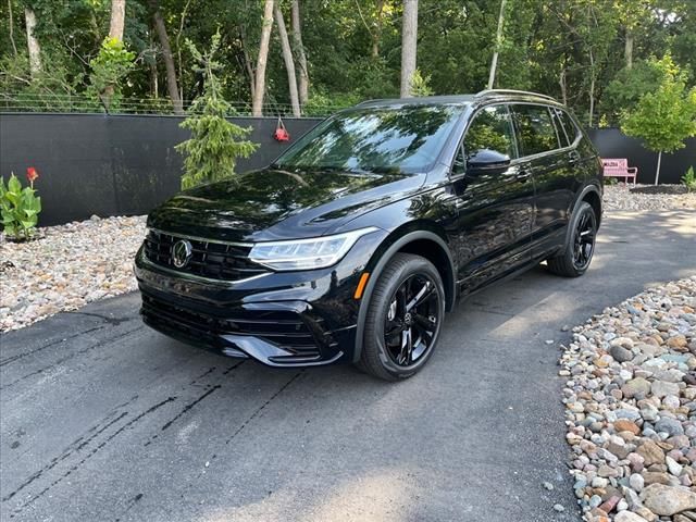 2024 Volkswagen Tiguan SE R-Line Black