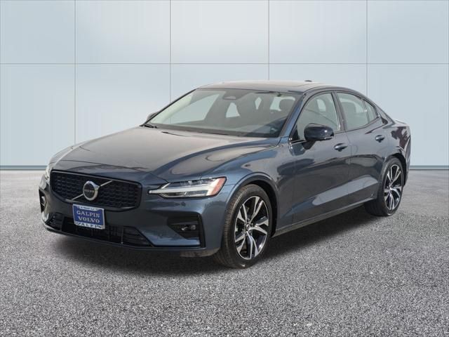 2024 Volvo S60 Plus Dark Theme