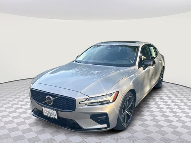 2024 Volvo S60 Plus Dark Theme