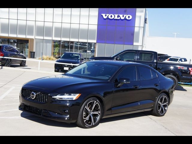 2024 Volvo S60 Core Dark Theme