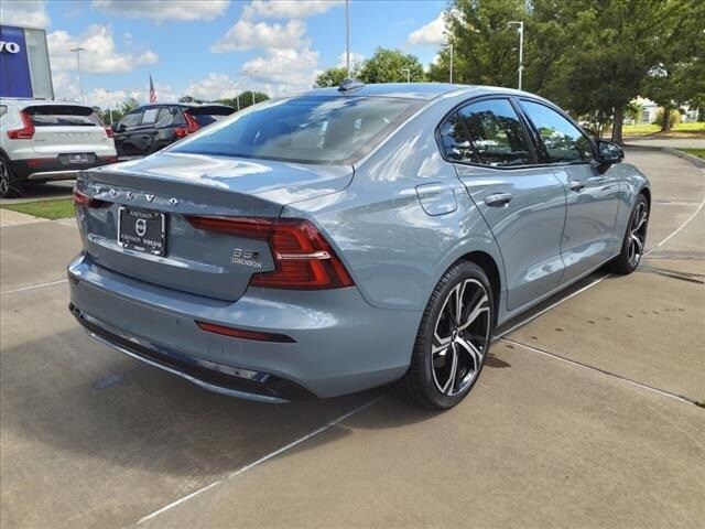 2024 Volvo S60 Core Dark Theme