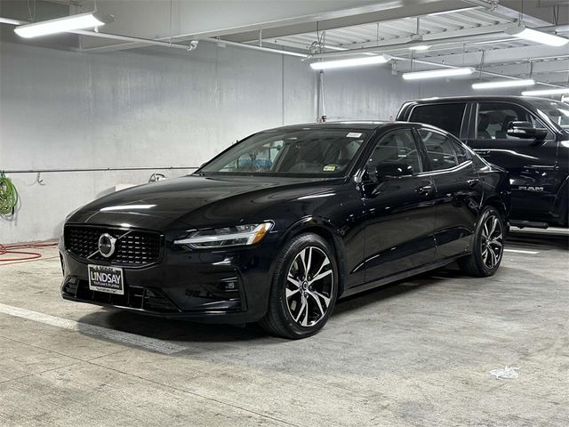 2024 Volvo S60 Core Dark Theme