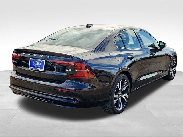 2024 Volvo S60 Core Dark Theme