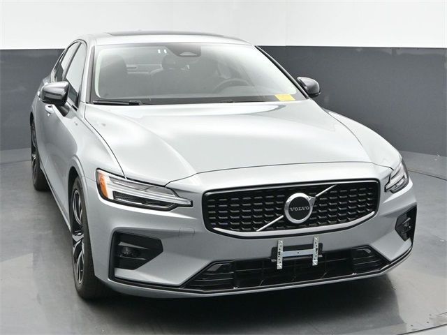 2024 Volvo S60 Core Dark Theme