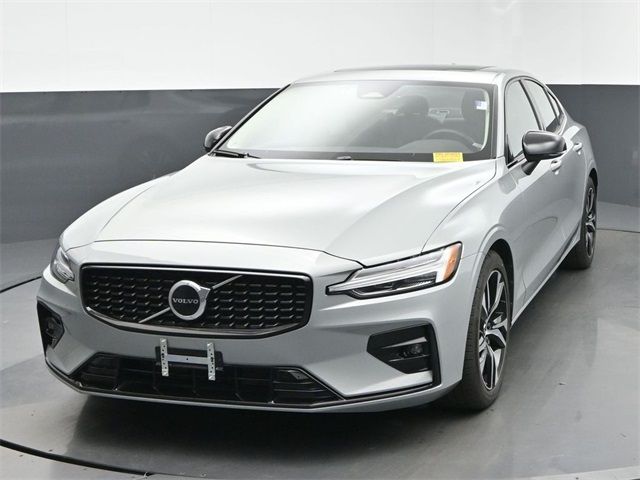 2024 Volvo S60 Core Dark Theme