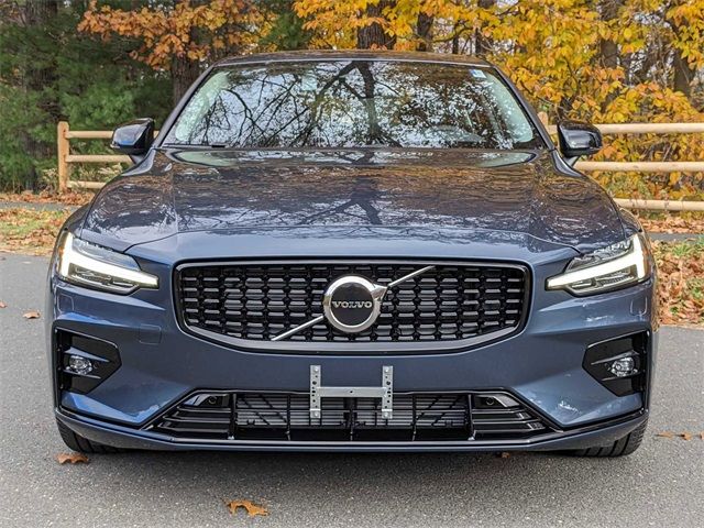 2024 Volvo S60 Core Dark Theme