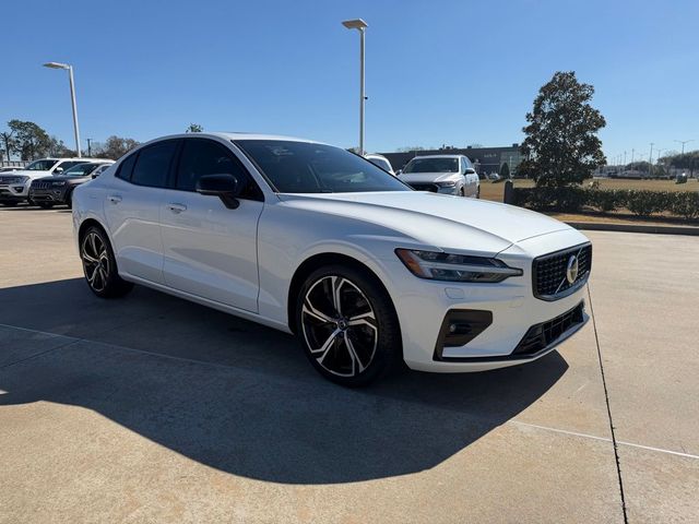 2024 Volvo S60 Core Dark Theme