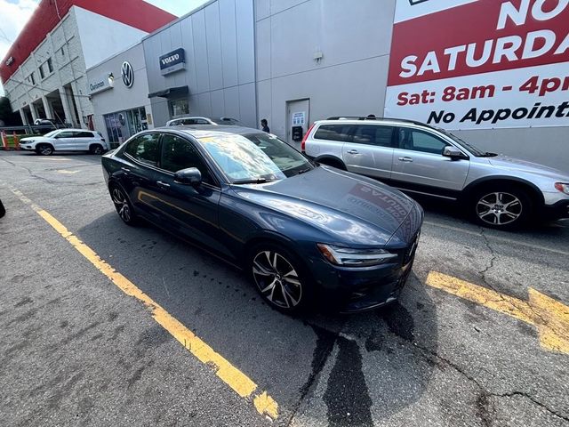 2024 Volvo S60 Core Dark Theme