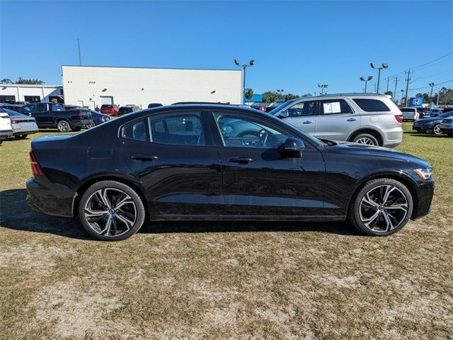 2024 Volvo S60 Core Dark Theme