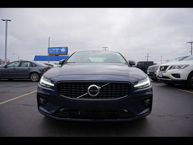 2024 Volvo S60 Core Dark Theme