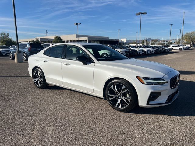 2024 Volvo S60 Core Dark Theme