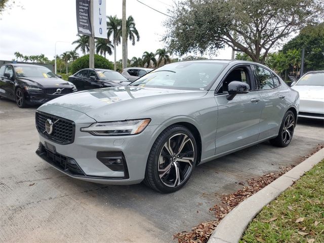 2024 Volvo S60 Core Dark Theme