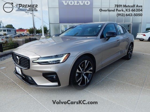 2024 Volvo S60 Core Dark Theme