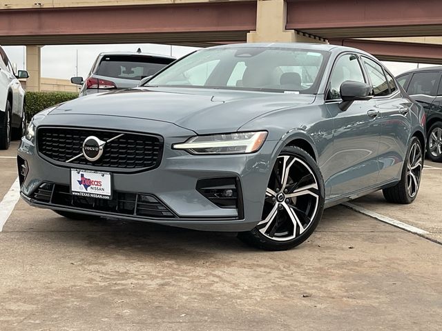 2024 Volvo S60 Core Dark Theme