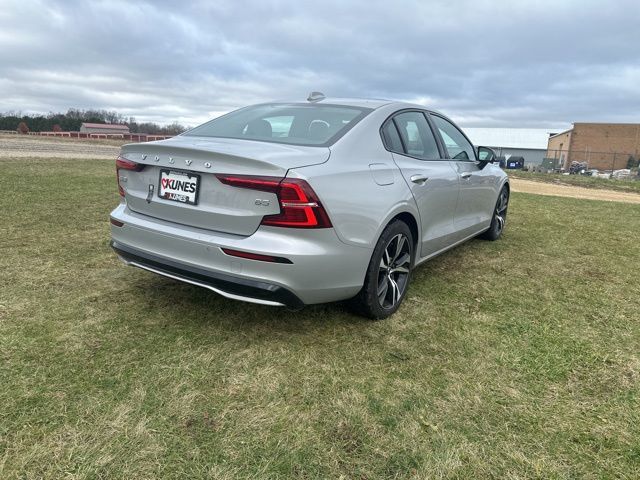 2024 Volvo S60 Core Dark Theme