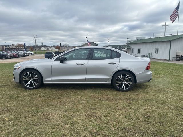 2024 Volvo S60 Core Dark Theme