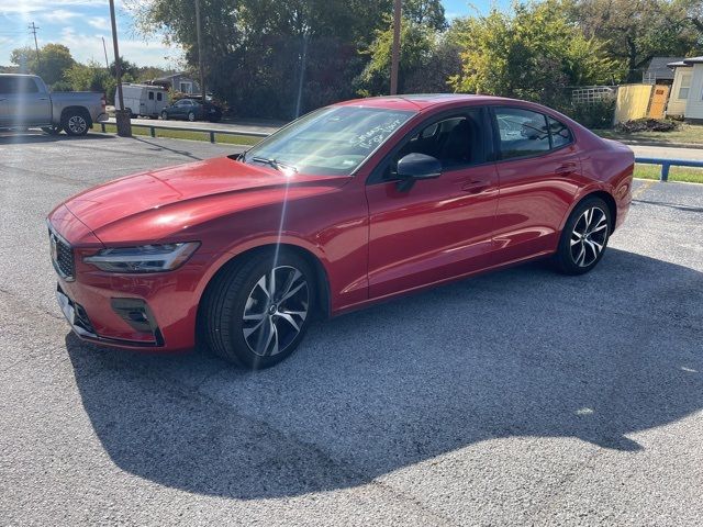 2024 Volvo S60 Core Dark Theme