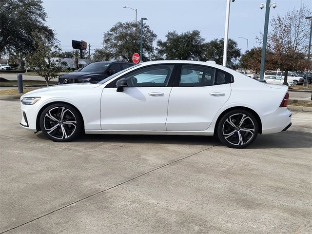 2024 Volvo S60 Core Dark Theme