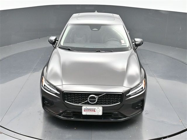 2024 Volvo S60 Core Dark Theme