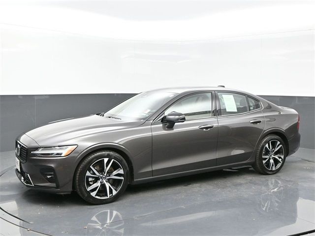 2024 Volvo S60 Core Dark Theme