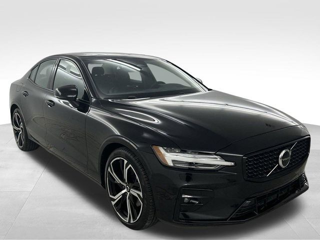 2024 Volvo S60 Core Dark Theme