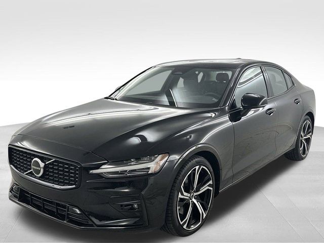 2024 Volvo S60 Core Dark Theme