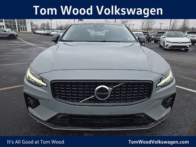 2024 Volvo S60 Core Dark Theme