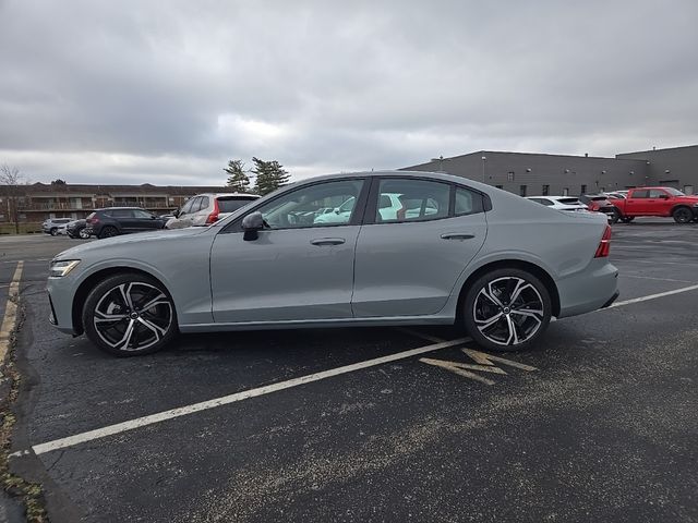 2024 Volvo S60 Core Dark Theme