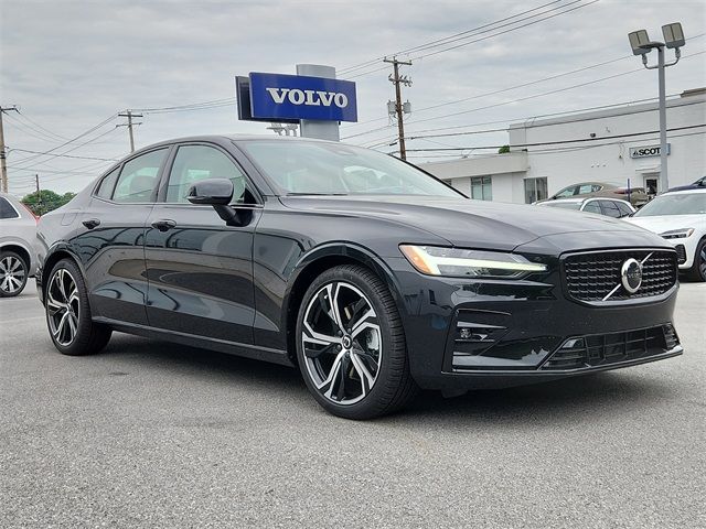 2024 Volvo S60 Core Dark Theme